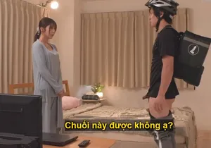 Môi đỏ và cô gái xinh đẹp gợi cảm chiến đấu với một người đàn ông đội mũ trùm đầu và hở đáy quần, tất đen và âm hộ rậm lông cưỡi lên xuống