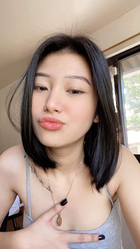 MILF Mona Wales đưa cái lồn đang phun nước của cô cho hàng xóm để xin đi nhờ